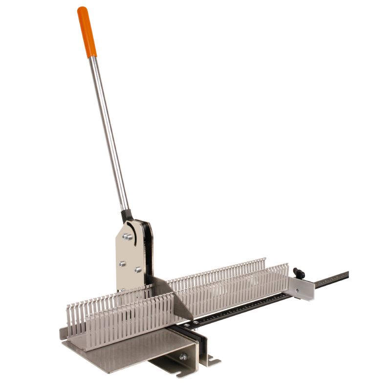 Cable duct cutting device